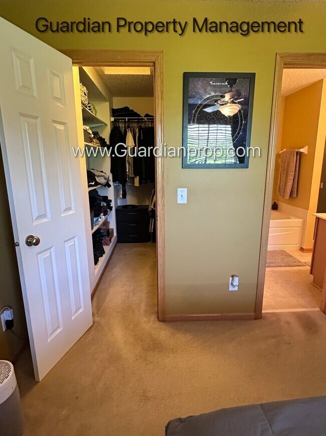 Building Photo - Lakeville 2 Bedroom Town Home, Dishwasher, Fireplace, 2 Car Garage, Garage Bonus Room