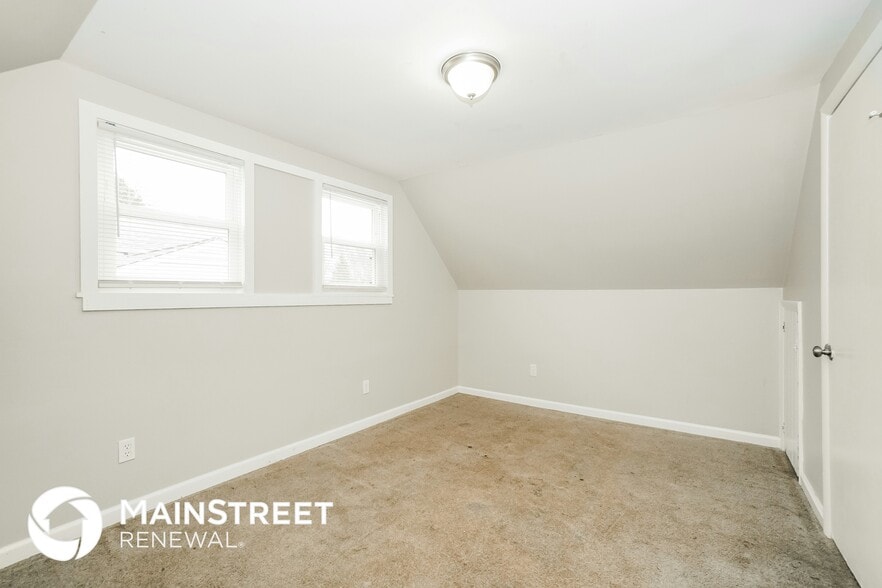 Building Photo - 4728 E Livingston Ave