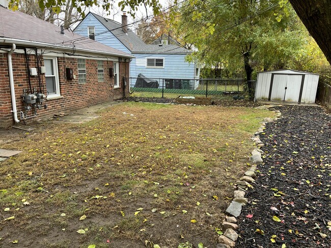 Building Photo - 2621 Rochester Rd