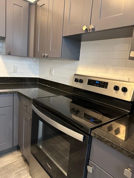 Primary Photo - 3825 N Pine Grove Ave