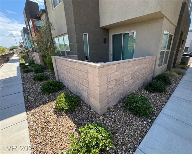 Building Photo - Modern Furnished Optional 3 Bedroom Townhome in Prime Southern Highlands Location