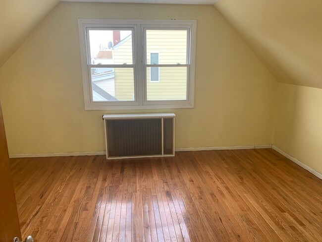 Building Photo - Terrific 4 Bed/1 Bath Home in Elmont!
