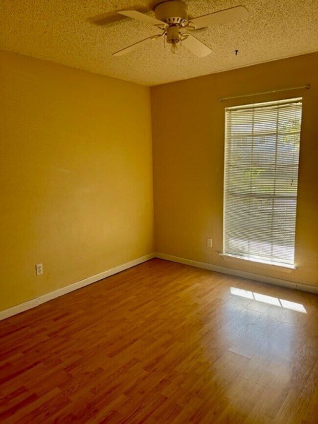 Building Photo - AVAILABLE NOW! *PET FRIENDLY*