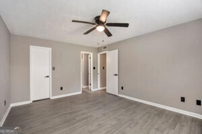 Building Photo - Like New! 2 bedroom 2 bathroom end unit condo! Must see!