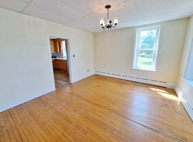 Building Photo - 3 Bed / 1-1/2 Bath Single Family w/2 Car G...