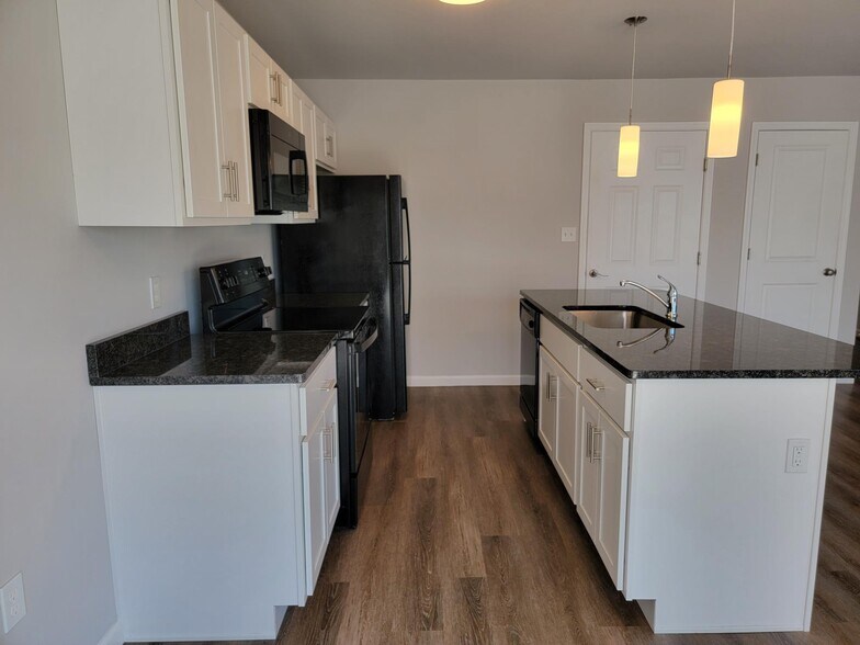 Building Photo - 3 Cobblestone Ct