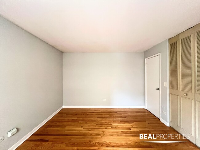 Building Photo - 510 W Briar Pl