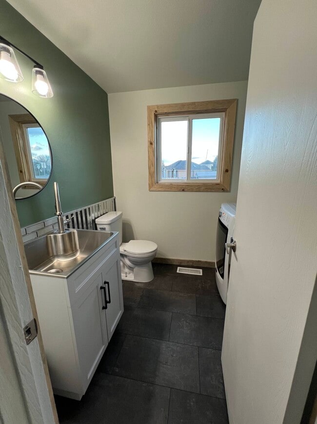 Building Photo - 100 Hills W Way