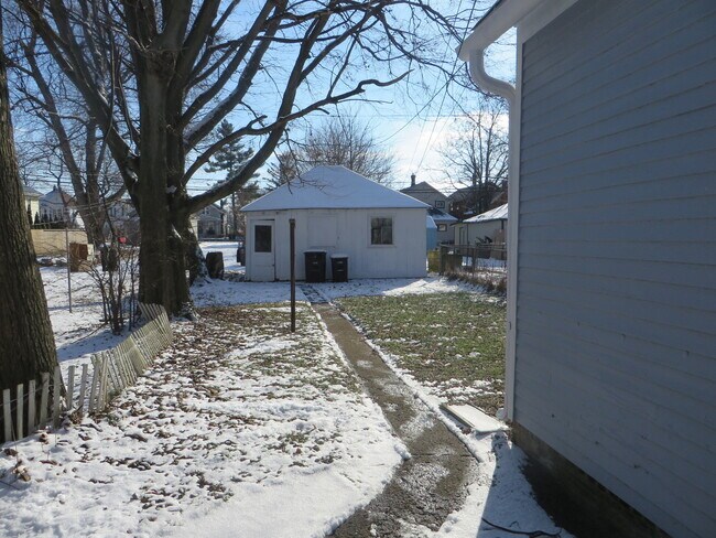Building Photo - Large Three Bedroom, 1.5 Bathroom Home hal...