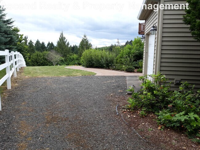 Building Photo - Unique Opportunity to Lease 2 Bed Lower Unit in Executive Home Utilities Included Quick Access to...