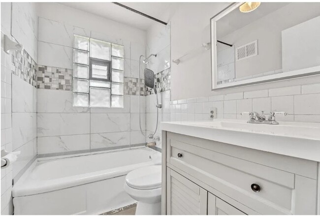 Building Photo - Charming Move-In Ready Home in a Quiet Milwaukee Neighborhood