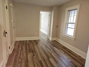 Building Photo - 165 Oak Park Dr