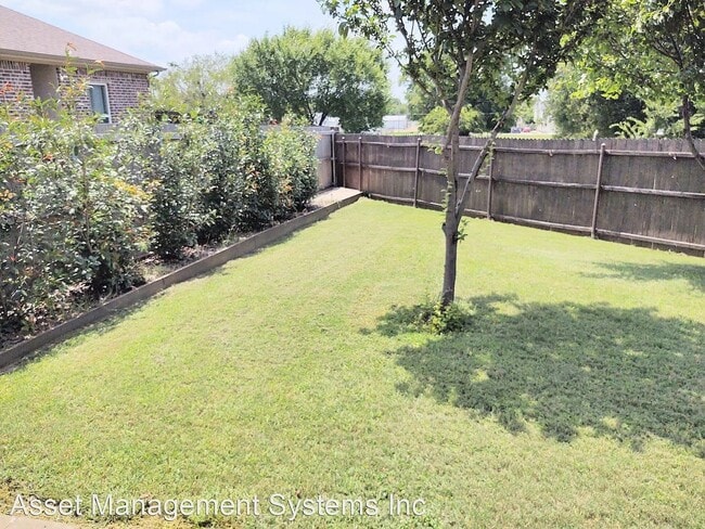 Building Photo - $1195 -Charming duplex in Pilot Point