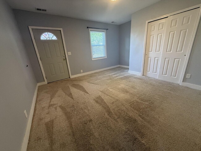 Building Photo - 2 bedroom, 1 bathroom House deep in the heart of the Highlands.