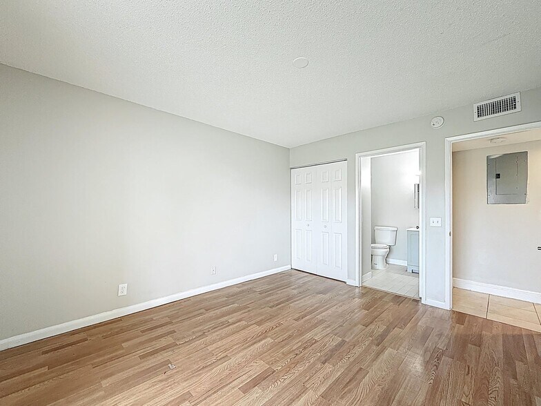 Building Photo - 719 Meadows Cir