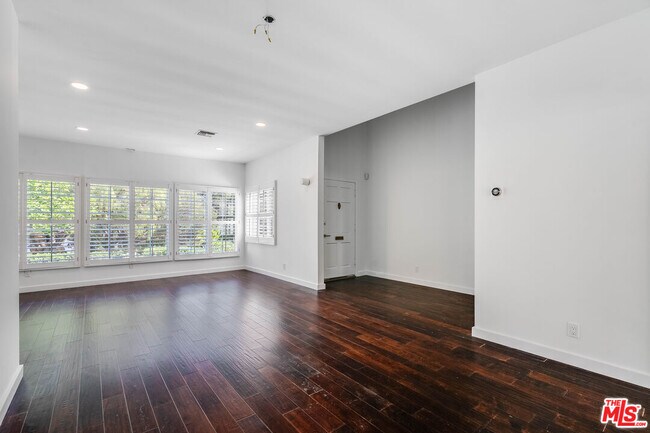 Building Photo - 741 Chautauqua Blvd