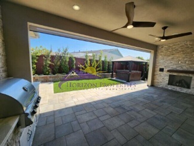 Building Photo - Immaculate Luxury 2 Bed 2.5 Bath 2,012sqft...