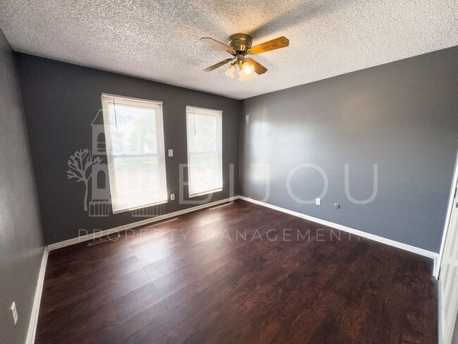 Building Photo - Large Main Level Living
