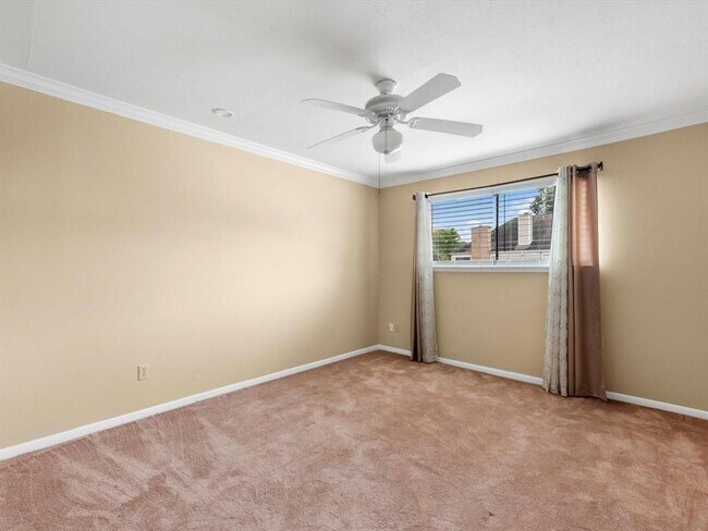 Building Photo - 10305 Briar Forest Dr