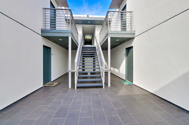 Building Photo - 117 Pacific St. in Sant Monica - 1 block to the beach and Main St!