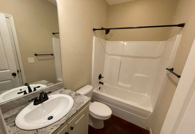 Building Photo - 2 bedroom/2 bath