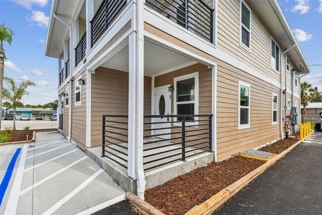 Building Photo - 650 E Tarpon Ave