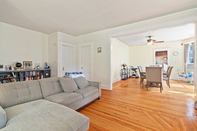 Building Photo - 253 W Elm St