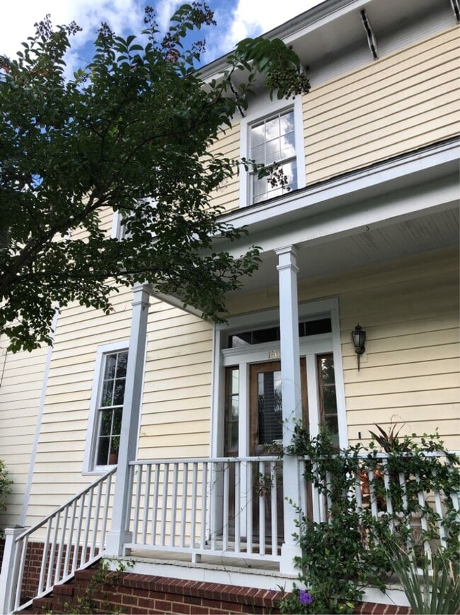 Building Photo - WONDERFUL 2 BEDROOM ON LINCOLN!