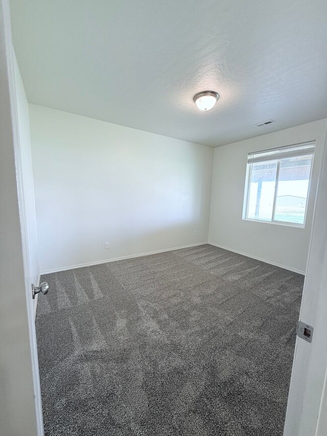 Building Photo - 4 BED 1 BATH - 1ST MONTH FREE!