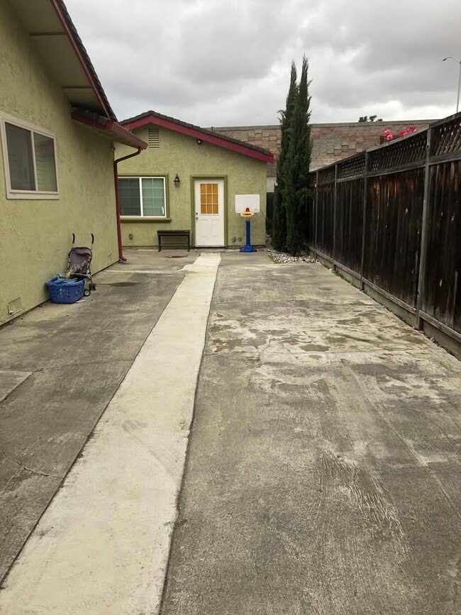 Building Photo - 42939 Nido Ct