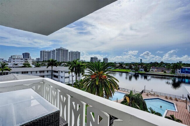 Building Photo - 3113 S Ocean Dr