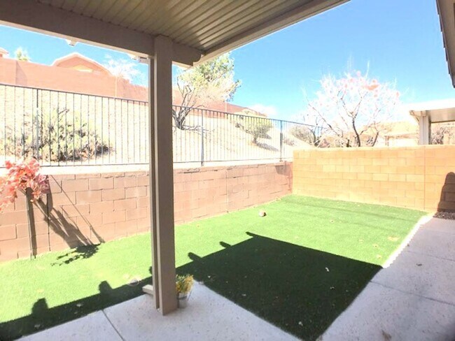 Building Photo - Spacious 2 bedroom home in gated 55+ Community w/ community pool in Bernalillo/Rio Rancho. Close ...