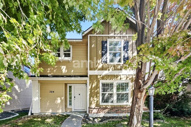 Building Photo - 724 N Carisbrooke Ave
