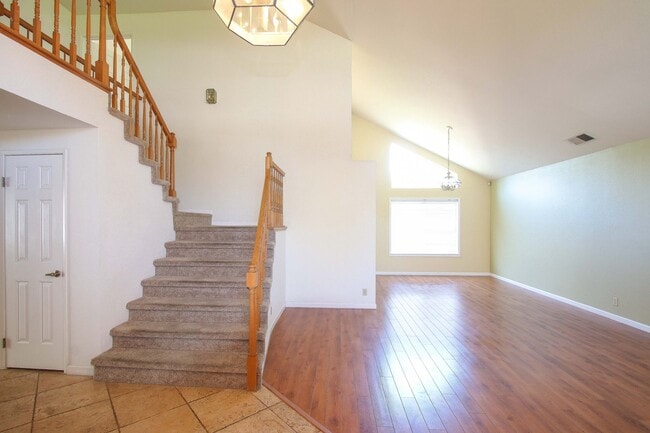 Building Photo - Large 4BR 3BA Updated Home in Quiet Neighb...