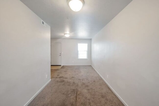 Building Photo - Beautiful Modern Orem Condo w free interne...