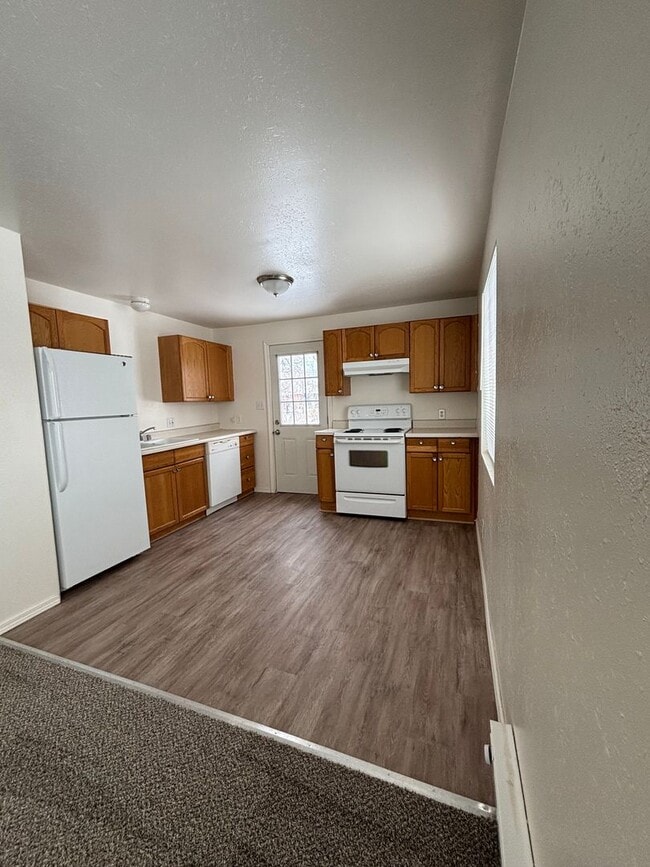 Building Photo - Duplex for Rent  Pet Friendly!