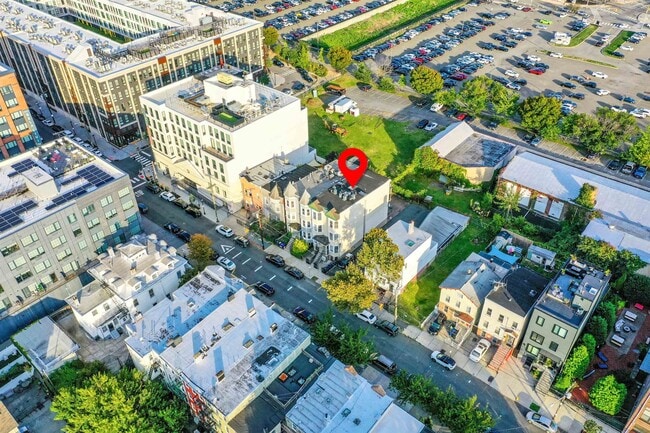 Building Photo - 56 Monitor St