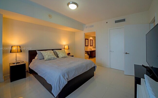Building Photo - 485 Brickell Ave
