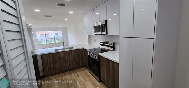 Building Photo - 7355 Woodmont Terrace