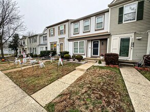 Building Photo - Light-filled and Spacious 3 Bed 2 Bath Tow...
