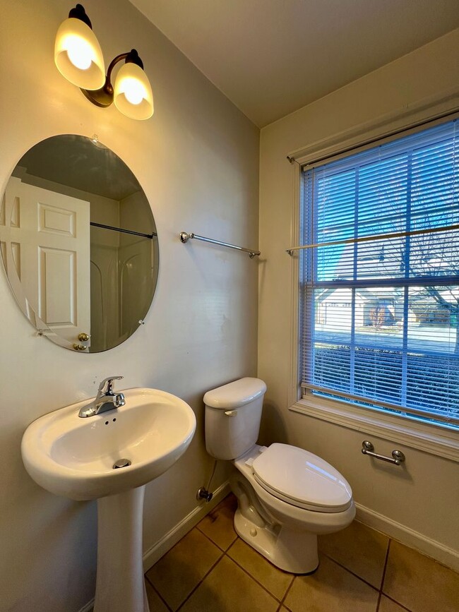 Building Photo - 3-Bed, 3-Full Bath, End Unit, 1-Car Garage!
