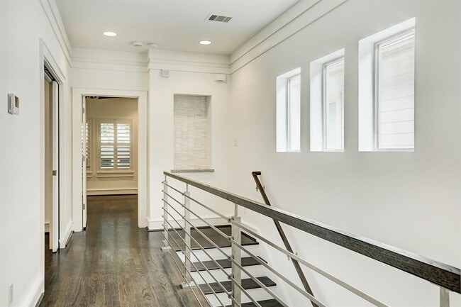 Building Photo - 814a Olive St