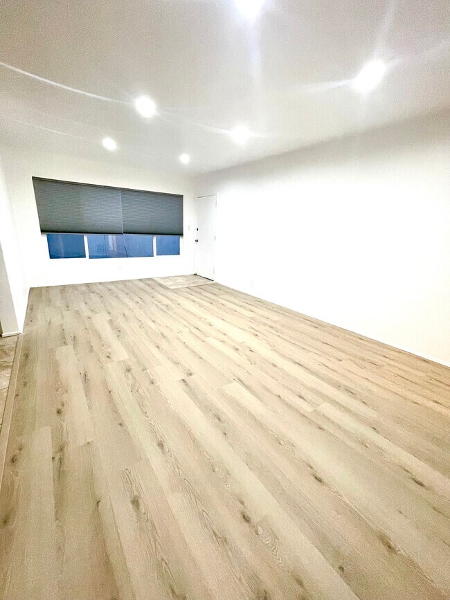 Living Space Angle 2 - 2030 S Preuss Rd