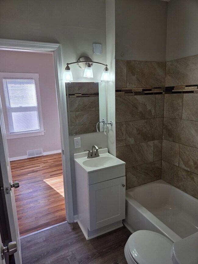 Building Photo - Aksarben 3 bed 2 bath 1 car garage newly remodeled, witb a fenced in backyard!