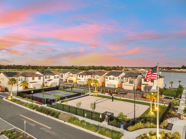 Building Photo - Waterfront Beauty