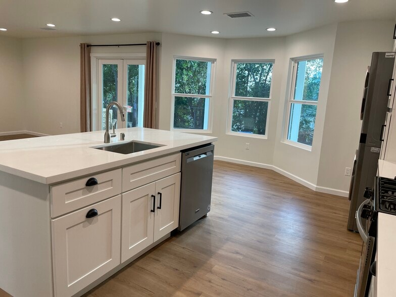 Building Photo - 1191 Hillside St