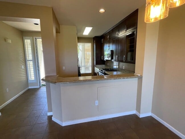Building Photo - Golf Course Views! Upgraded: 2 bed/ 2 bath...