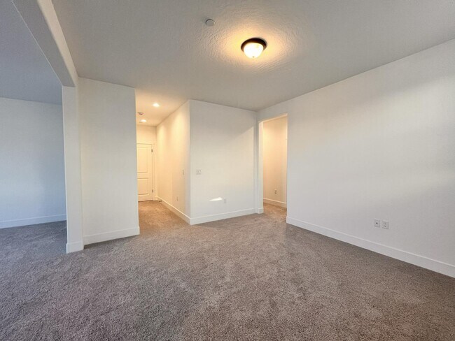 Building Photo - 2827 E Colina Dr