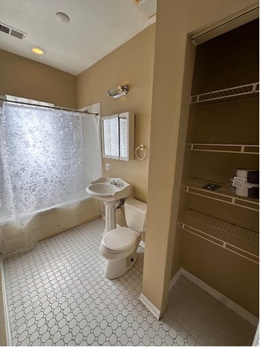 Building Photo - 7223 S Euclid Ave