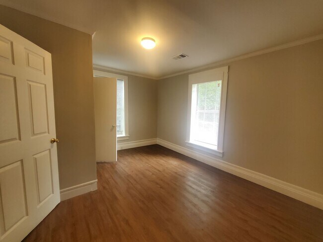 Building Photo - 3 Bedroom 2 Bath House
